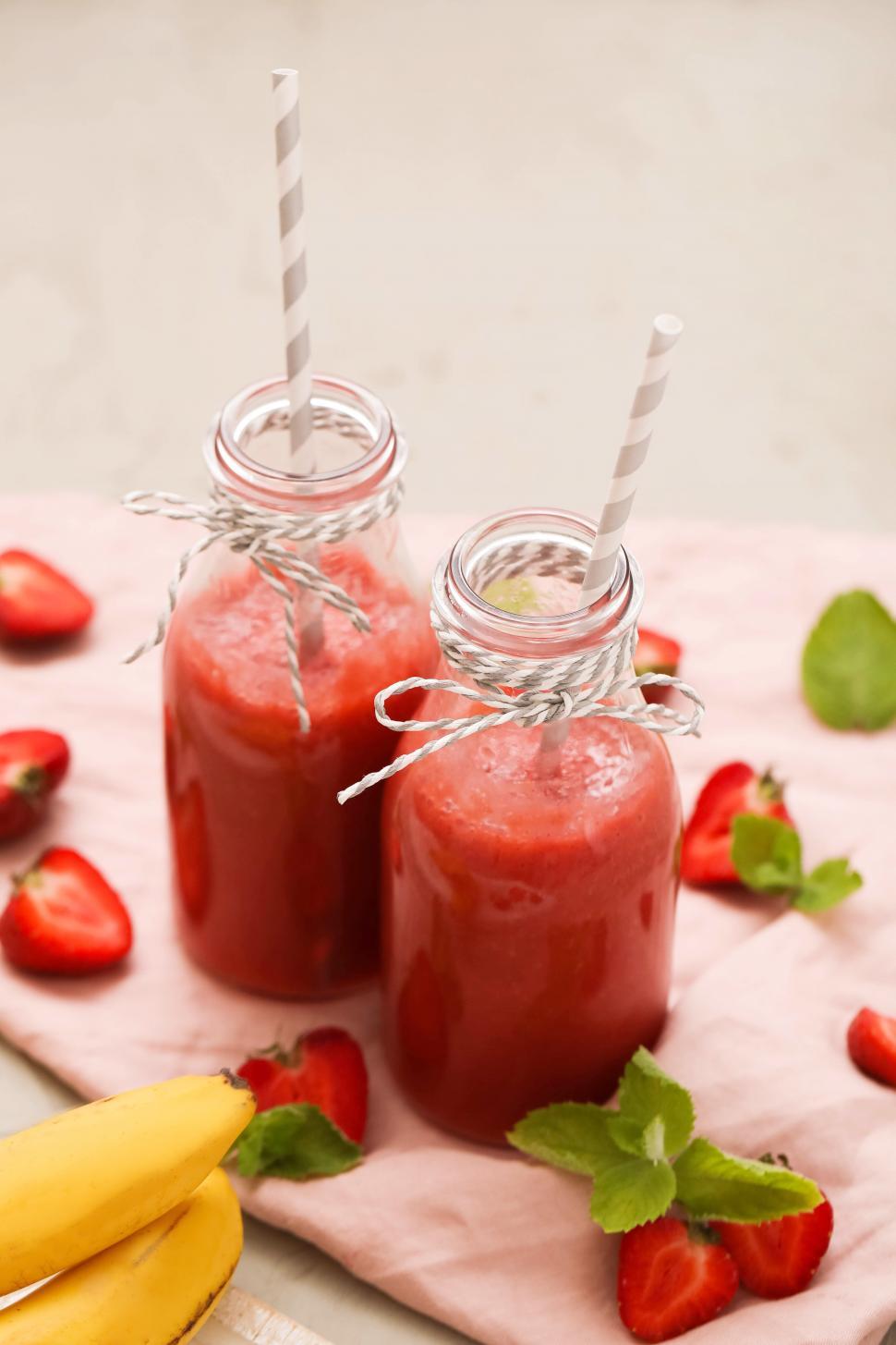 Free Image of Strawberry smoothie drink 
