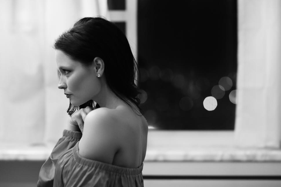 Free Image of Beautiful woman in profile. Black and white image. 