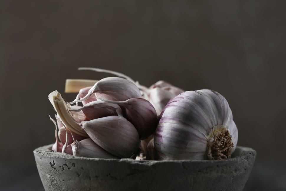 Free Image of Garlic in a bowl. Whole heads. 