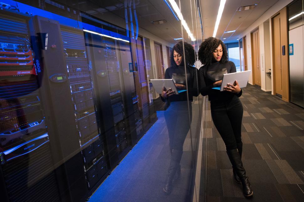 Free Image of Woman engineer with laptop in data center 