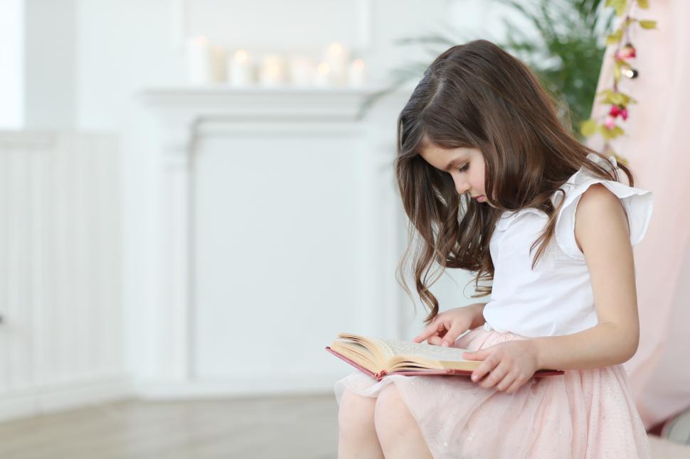 Free Image of LIttle girl with an open book 