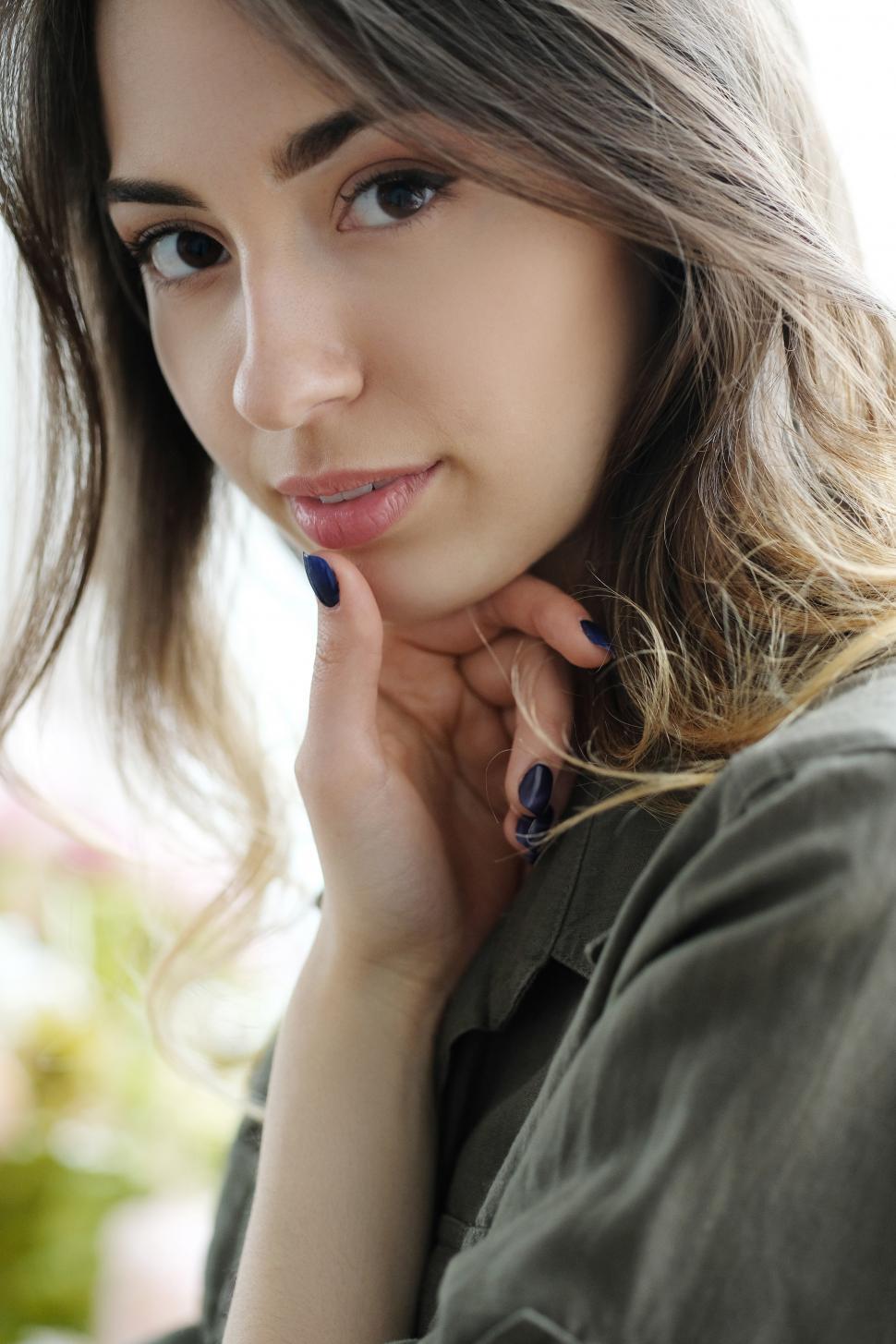 Free Image of Casual woman looking thoughtful 