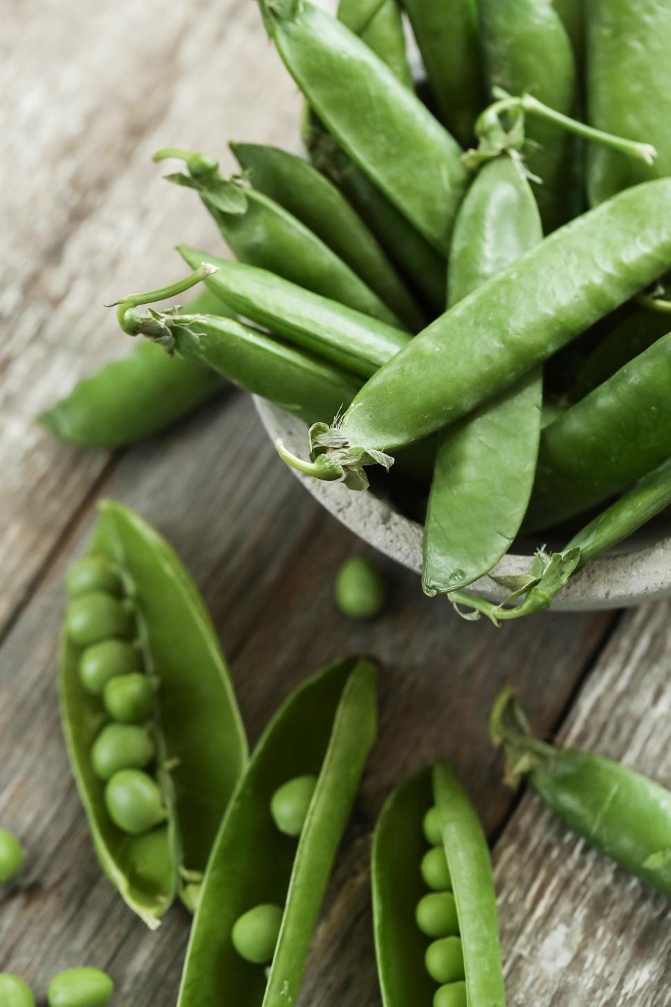Free Image of Green peas and pods 