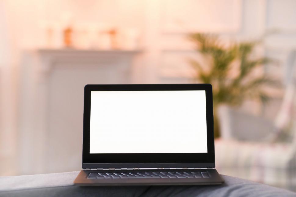 Free Image of Laptop with blank screen 