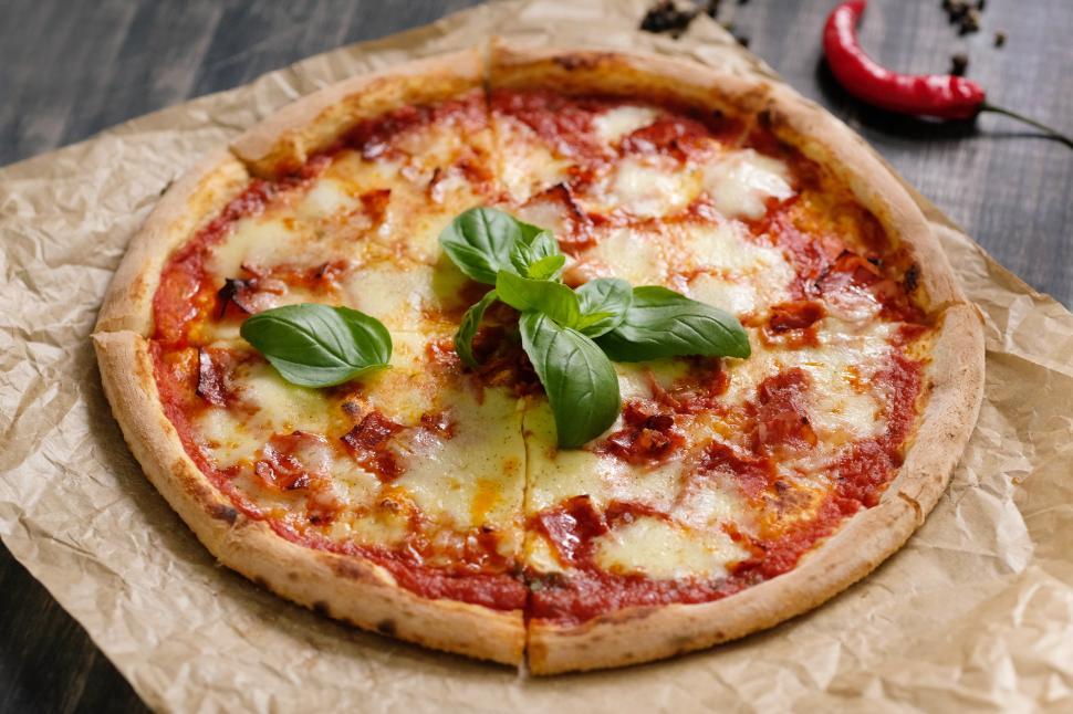 Free Image of Pizza with basil 