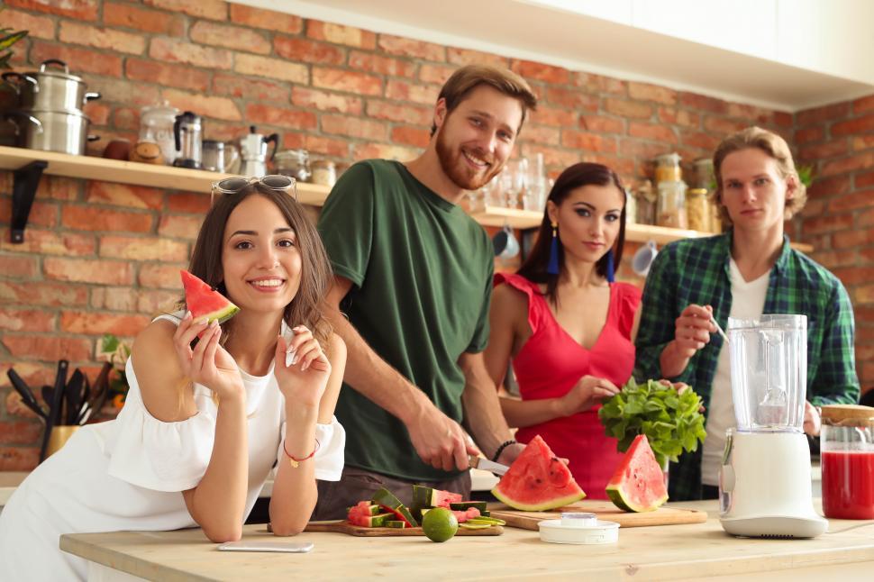 Free Image of Friends in the kitchen 