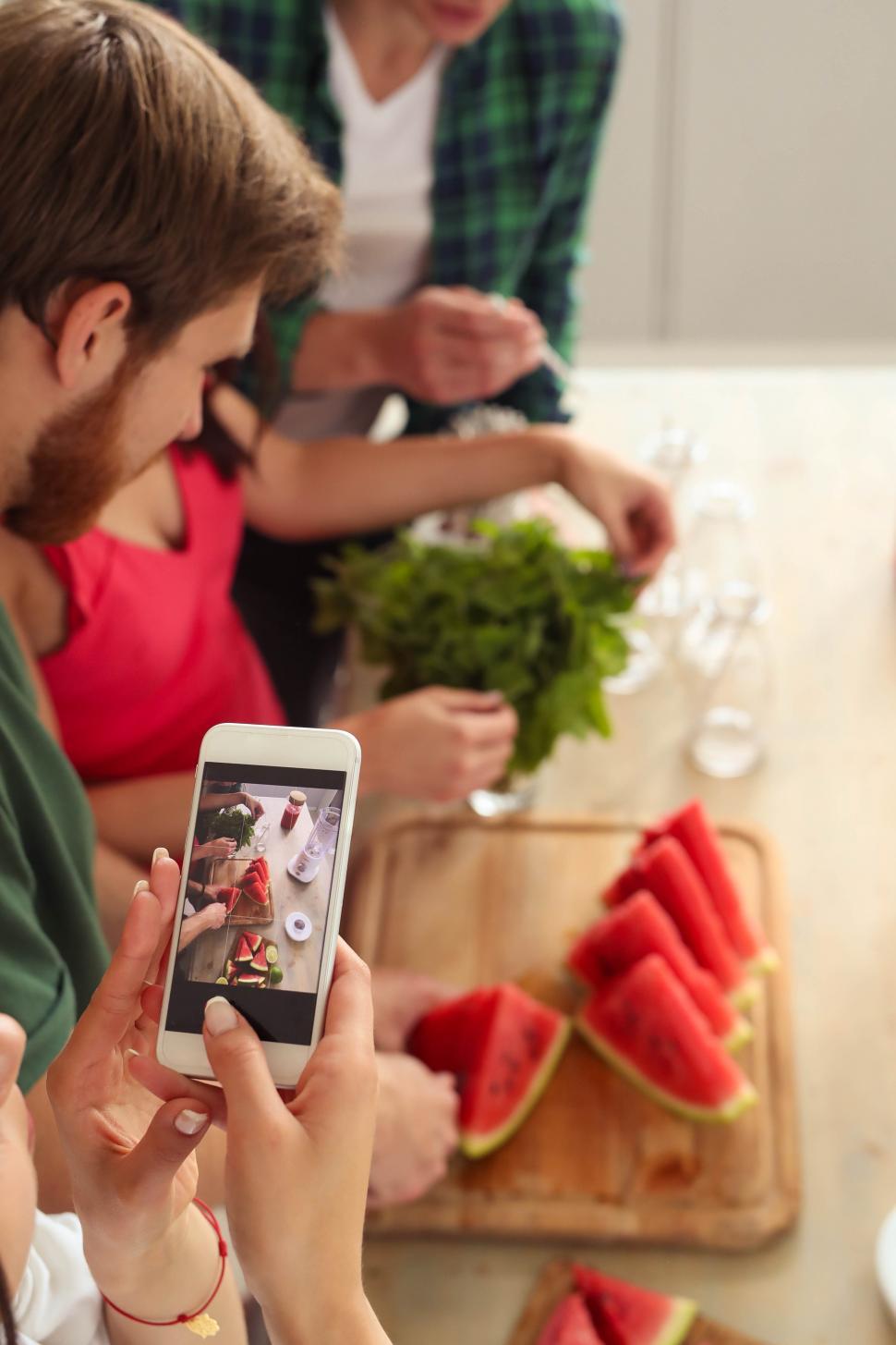Free Image of Cooking together, taking photos 