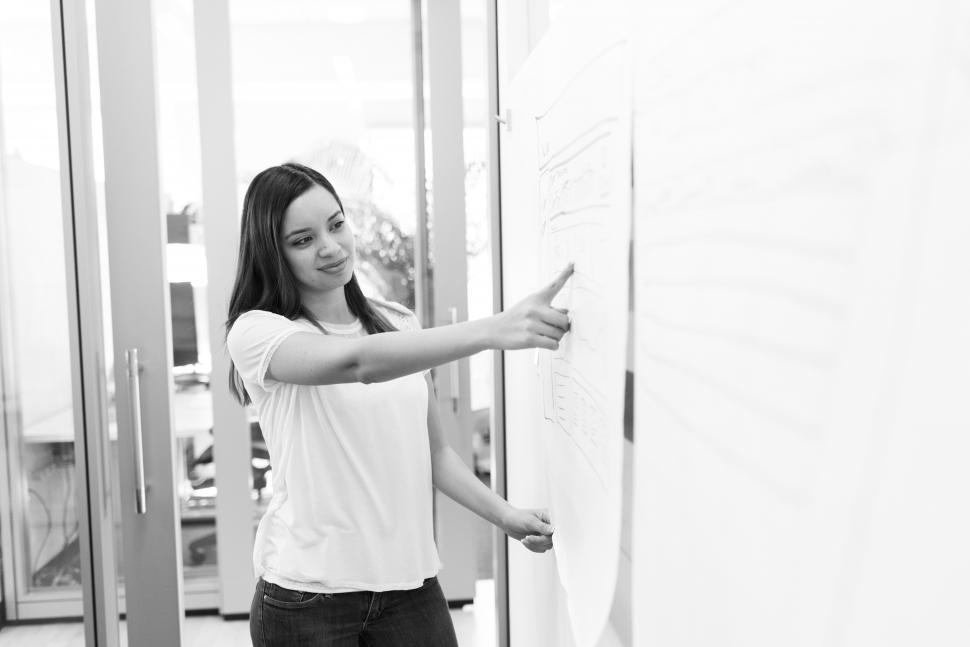 Free Image of Female corporate manager with graph chart - b&w 
