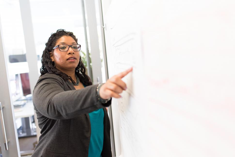 Free Image of Female corporate manager gives presentation with whiteboard 