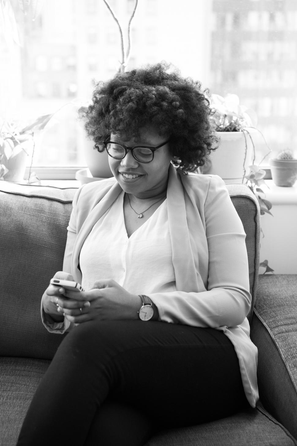 Free Image of Happy woman with cellphone - b&w 