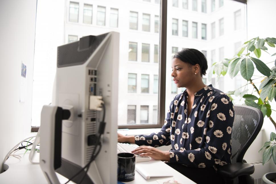 Free Image of Woman using computer at the desk 
