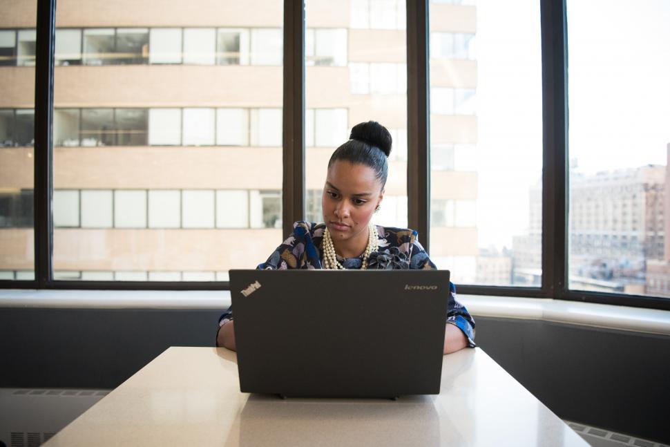 Free Image of Businesswoman with laptop - thoughtful 