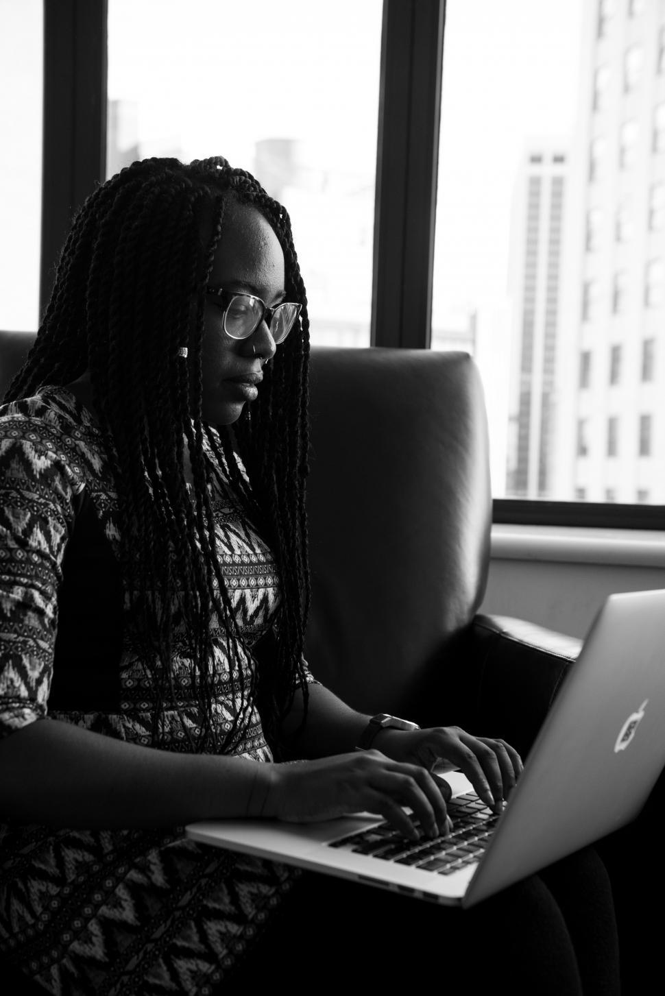 Free Image of Female programmer with laptop - b&w 