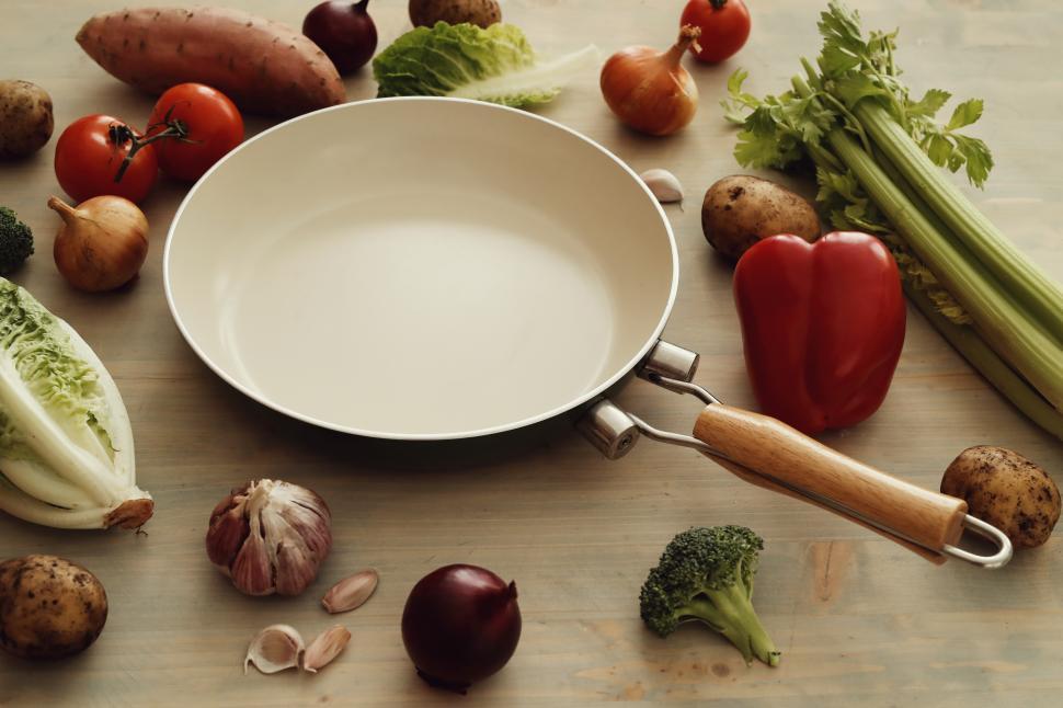 Free Image of Frying pan and vegetables 
