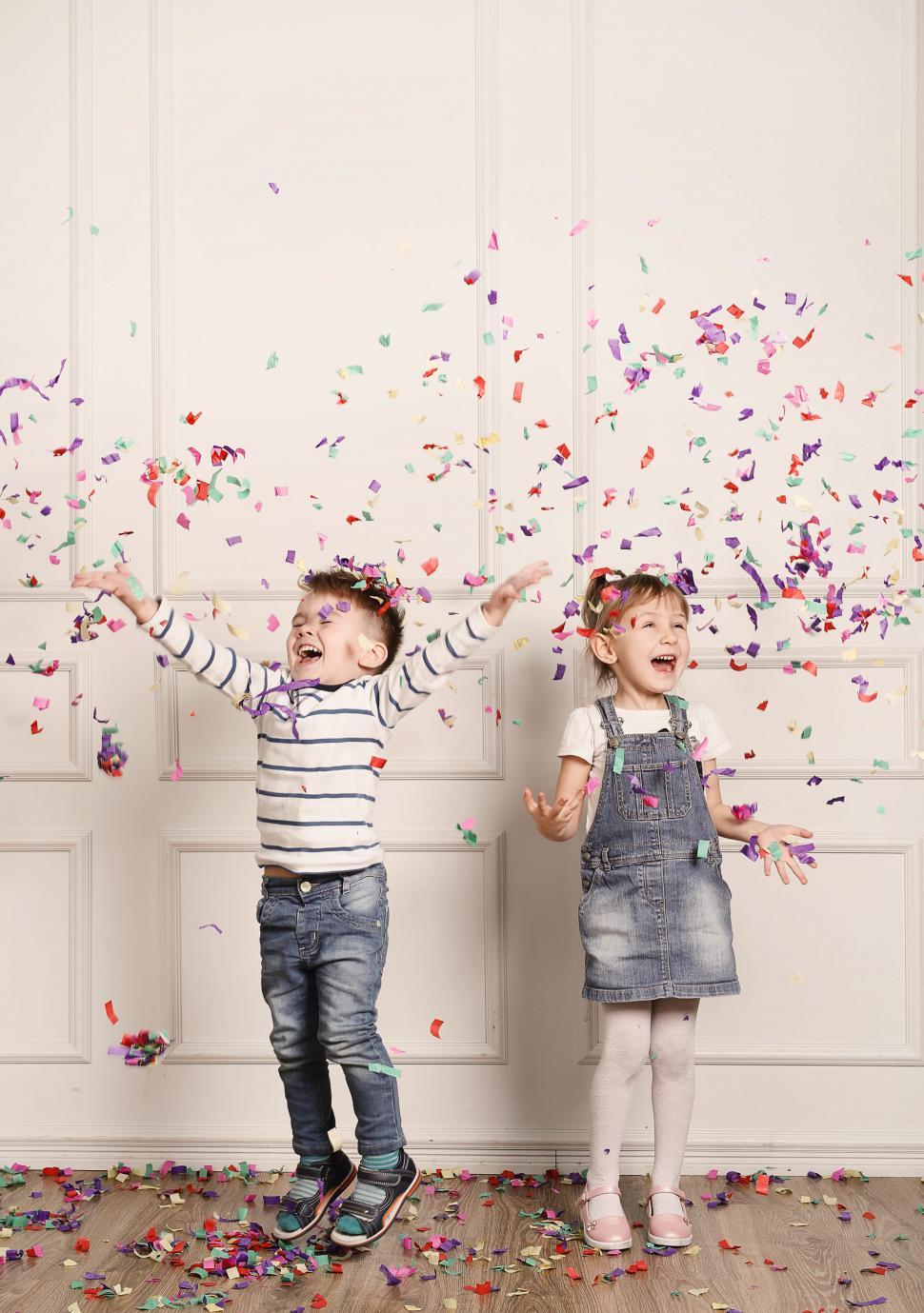 Free Image of Kids and confetti  