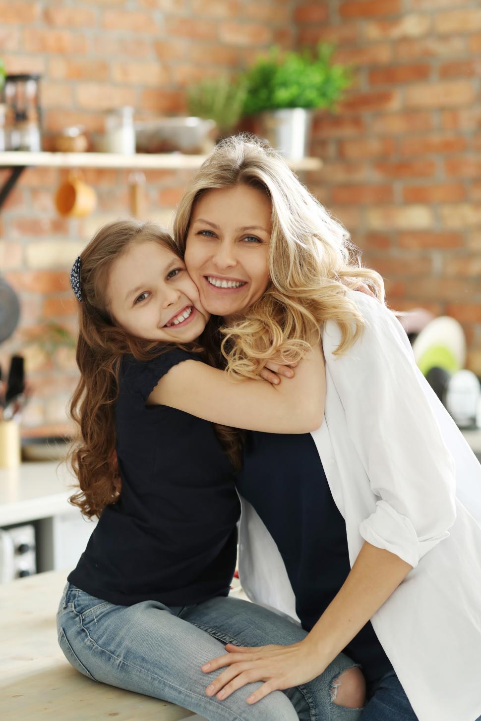 Free Image of Mother and daughter hug 