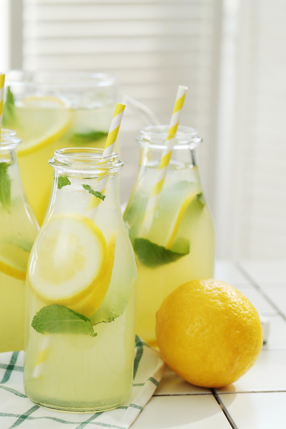 Free Image of Refreshing lemonade drink 