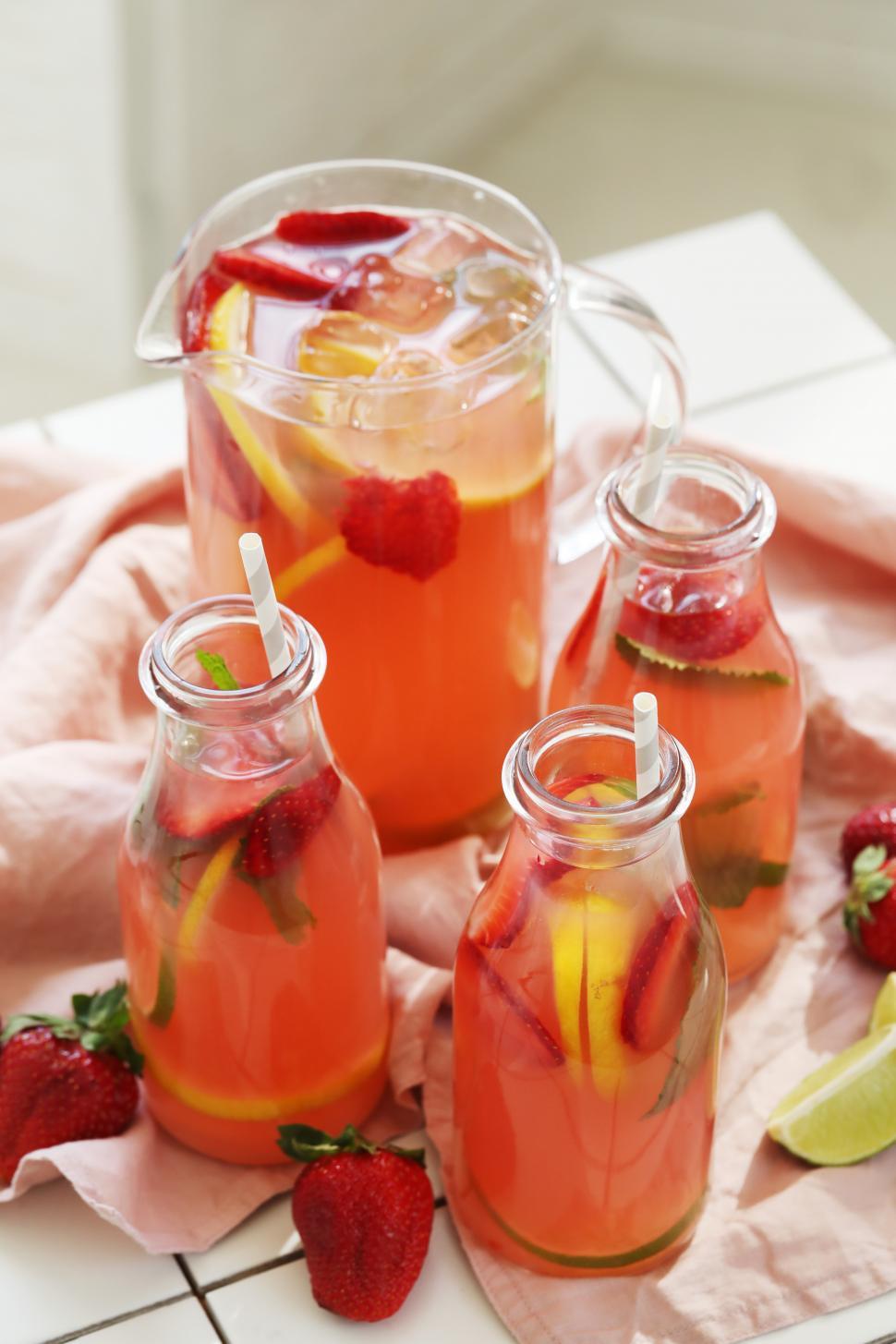 Free Image of Refreshing strawberry drink 