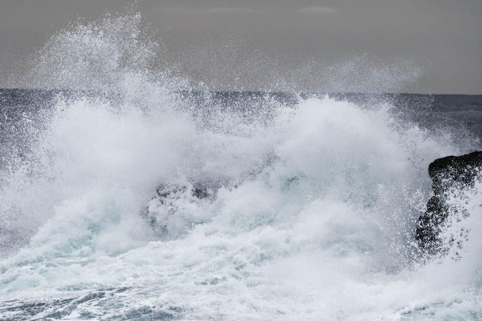 Free Image of Wave crashing on coastal rocks 