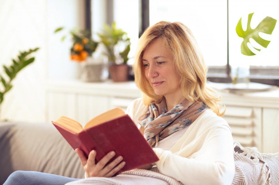 Free Image of Woman at home reading a book 