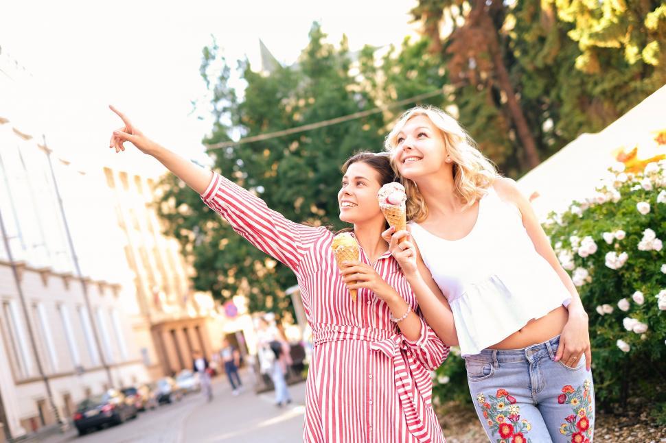 Free Image of Women sightseeing together 