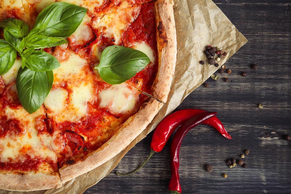 Free Image of Pizza with Fresh Basil 
