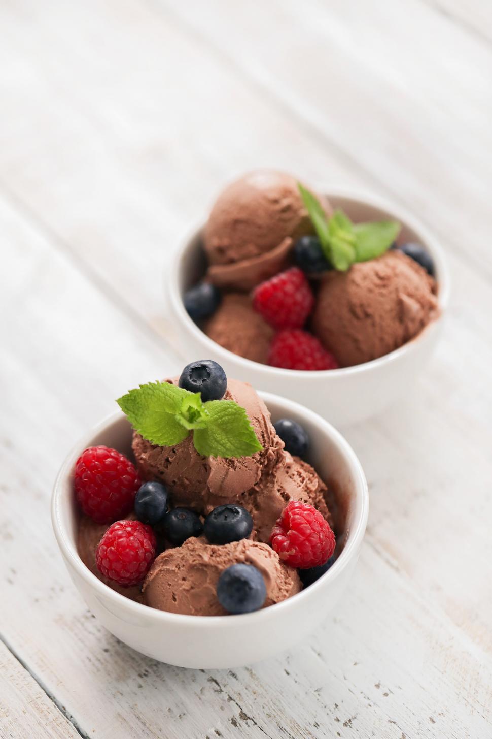 Free Image of Ice cream with berries 