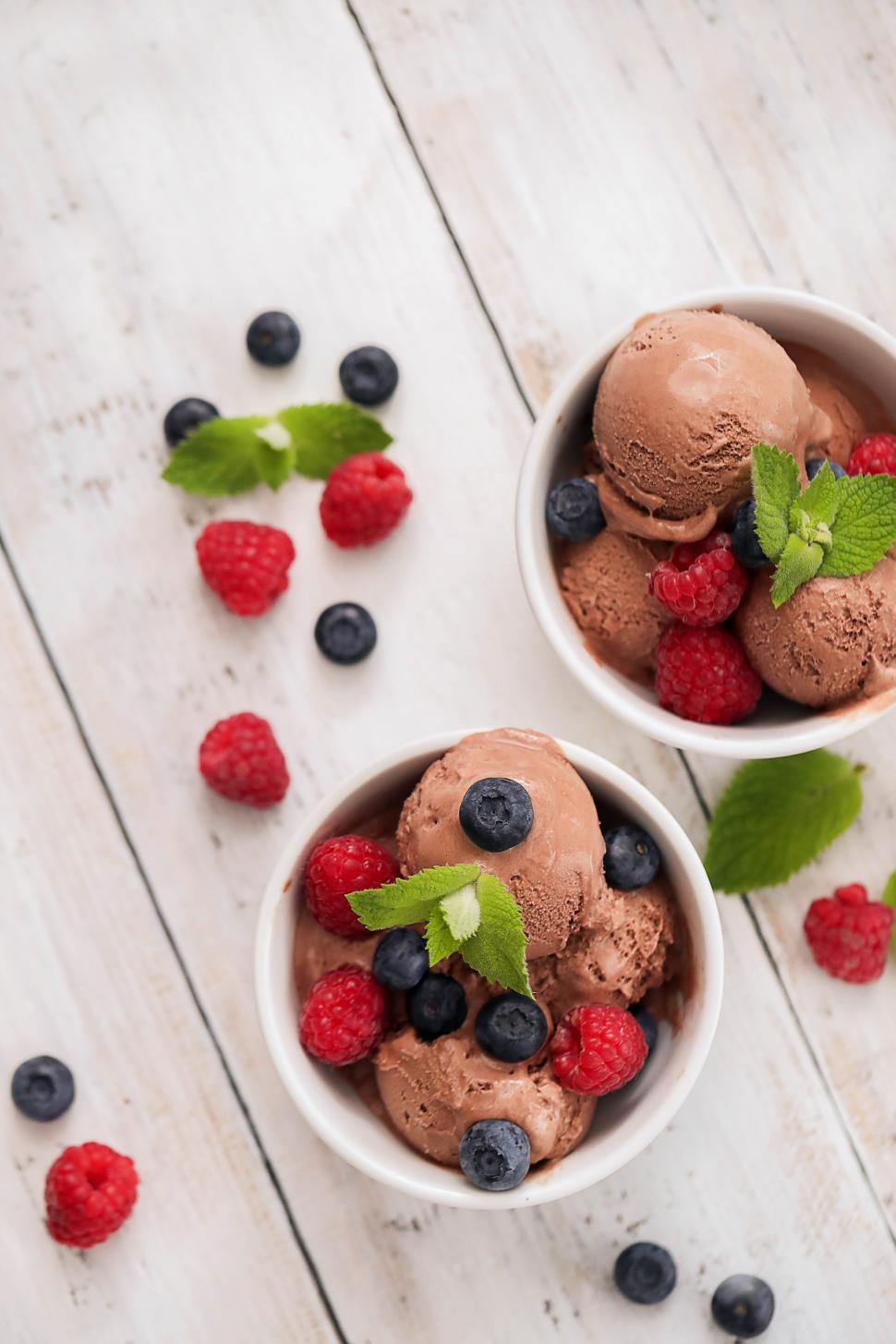 Free Image of Bowls of Ice cream and fruit 