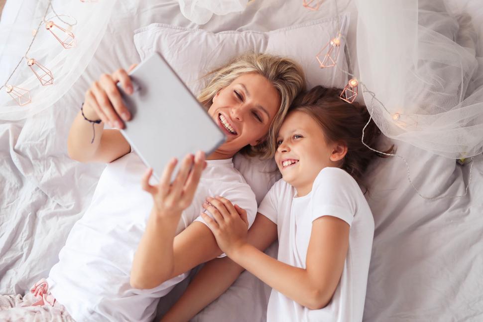 Free Image of Family laughing together in bed 