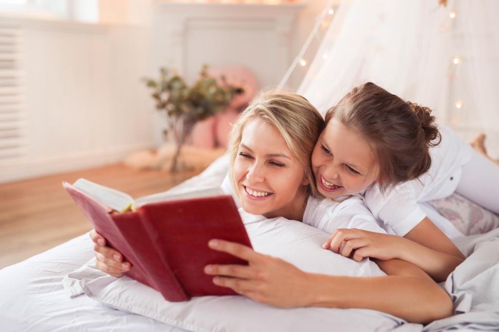 Free Image of Family reading together 