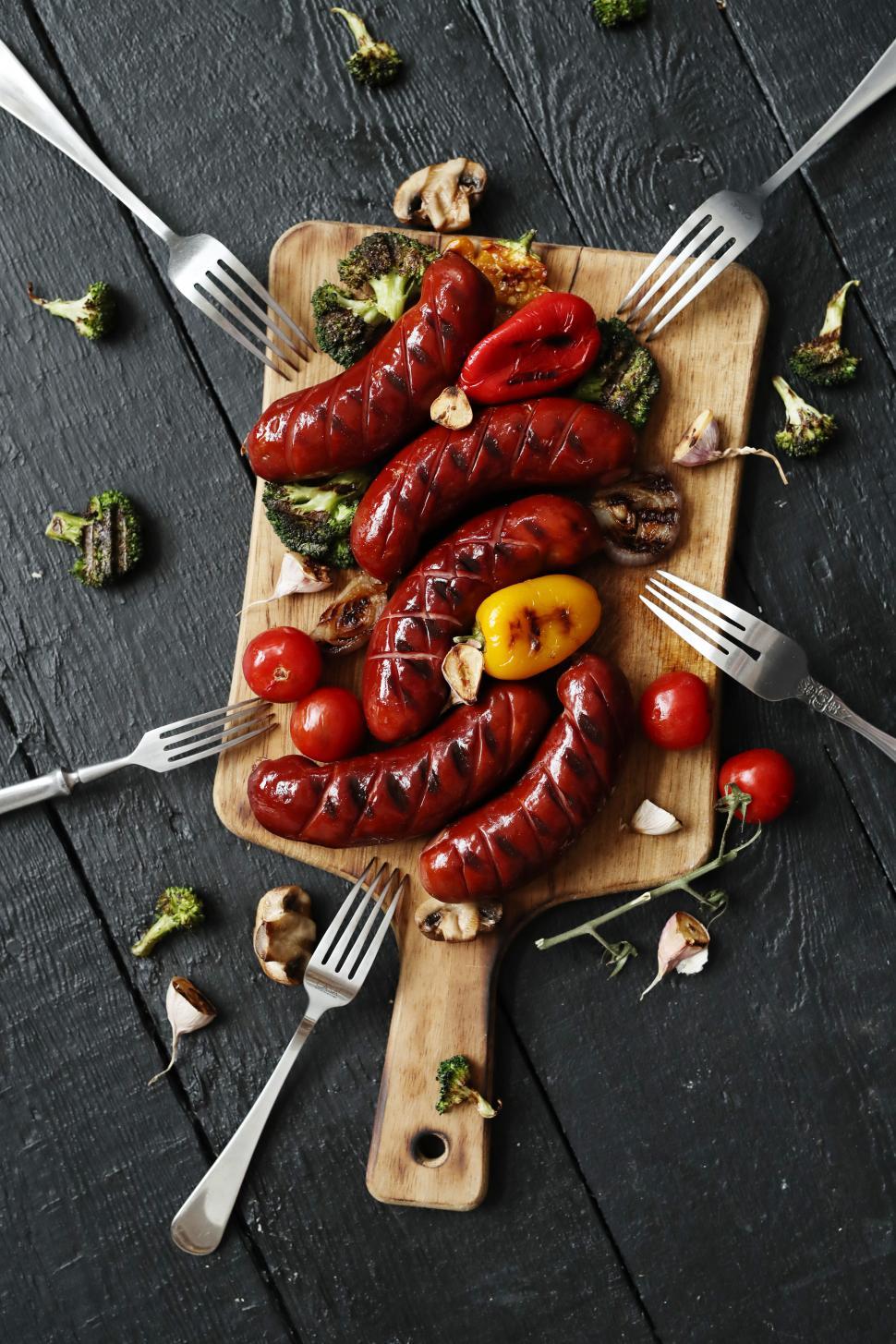 Free Image of Grilled sausages and vegetables 