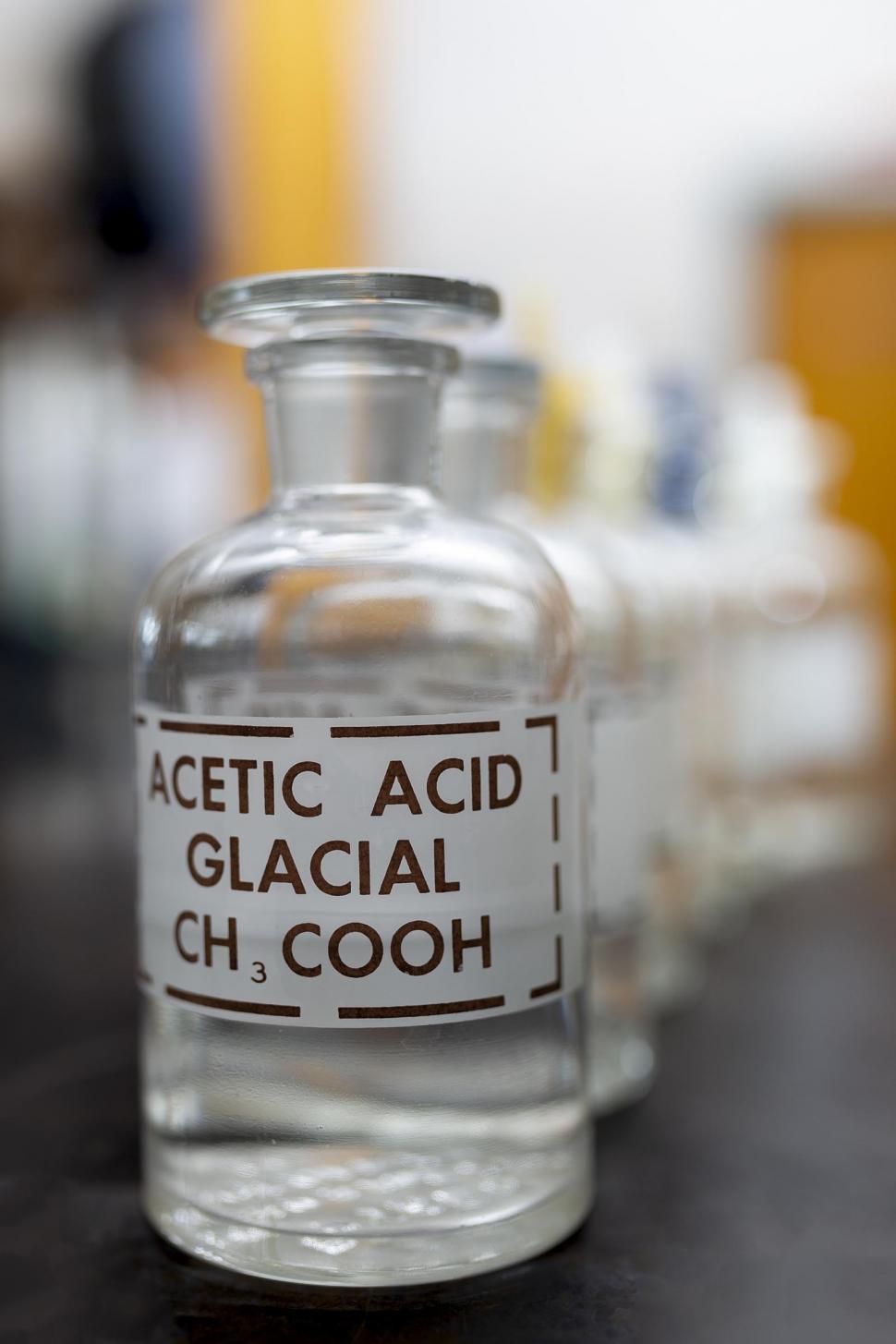 Free Image of Acetic acid in a reagent bottle 