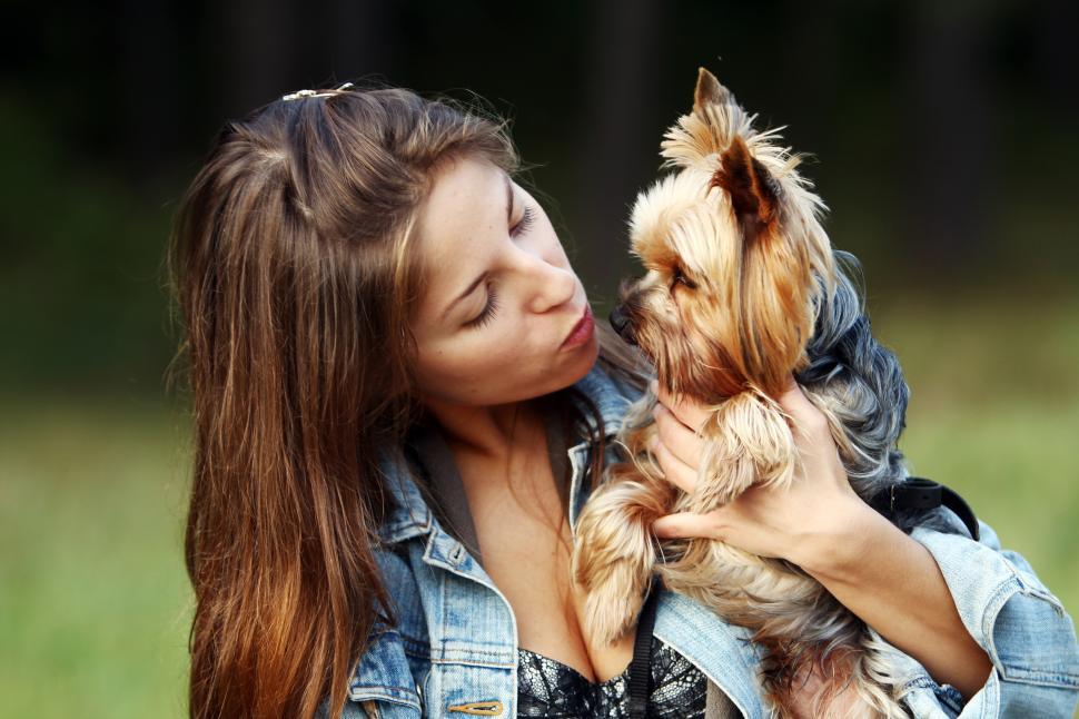 Free Image of Woman loves her dog 
