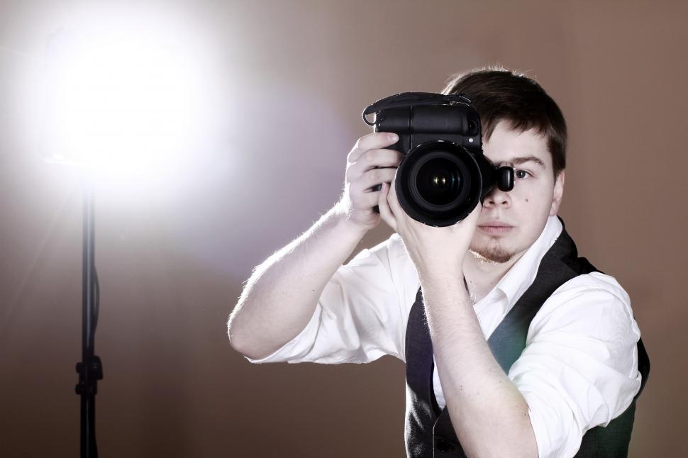Free Image of Photographer with camera and flash 