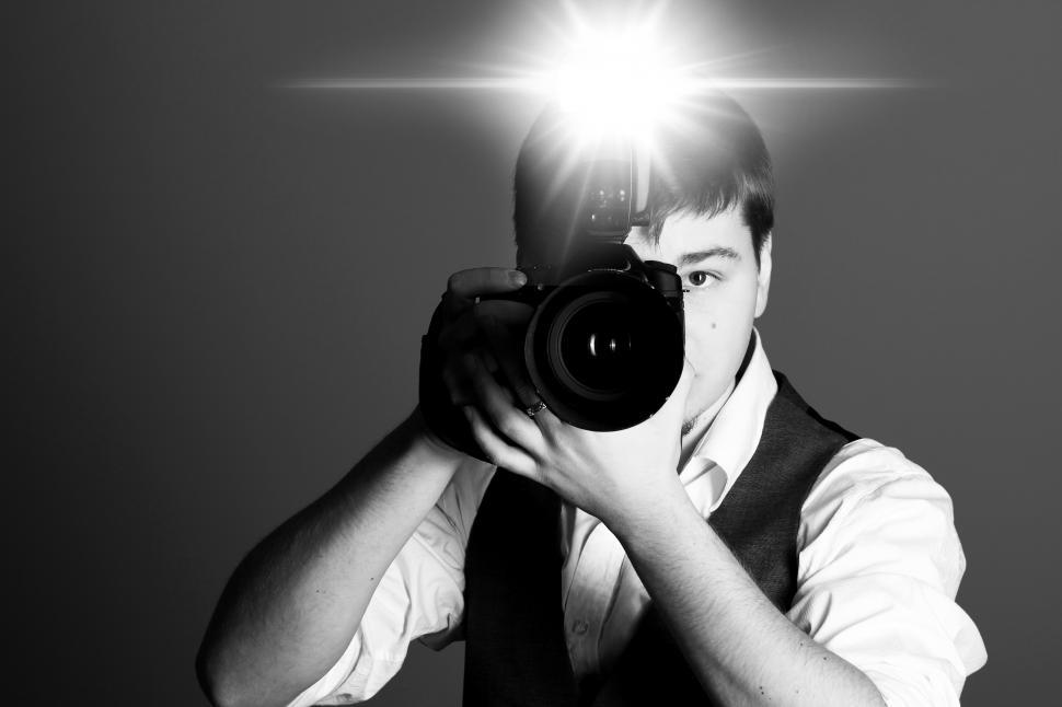Free Image of Photographer with camera mounted flash 