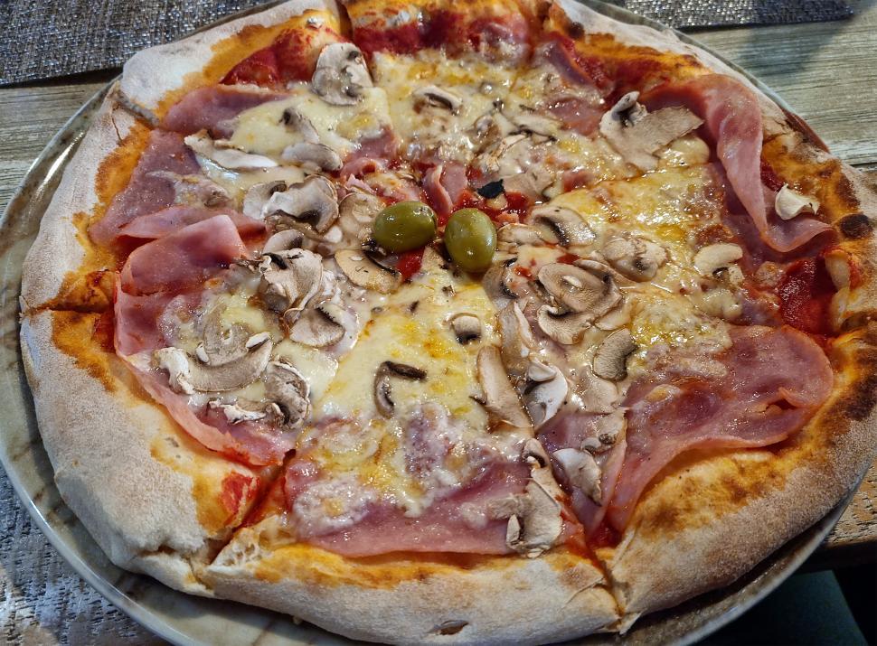 Free Image of Pizza closeup  