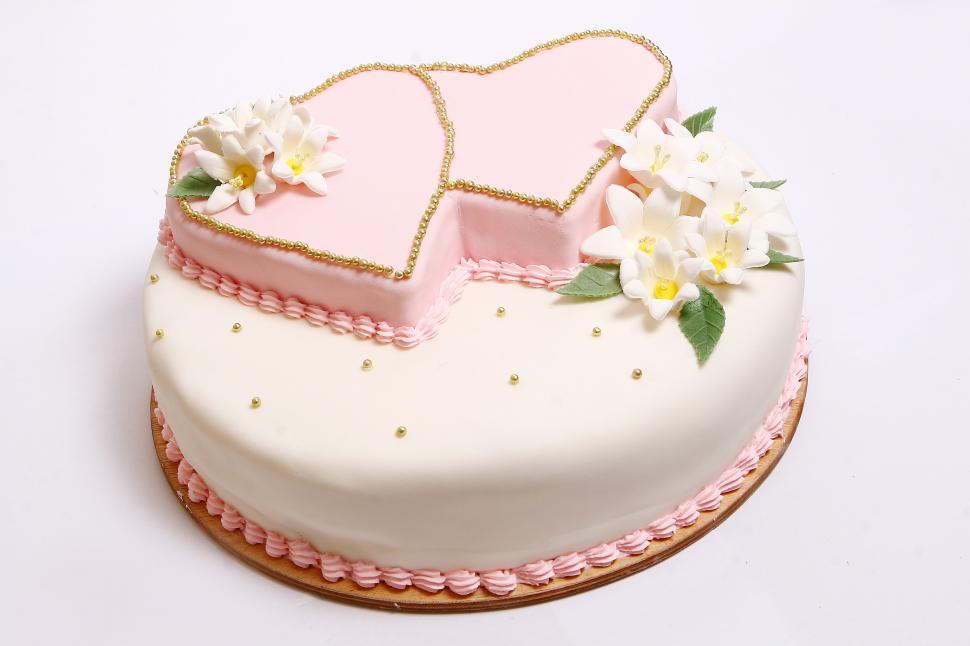 Free Image of Wedding cake with white flowers 