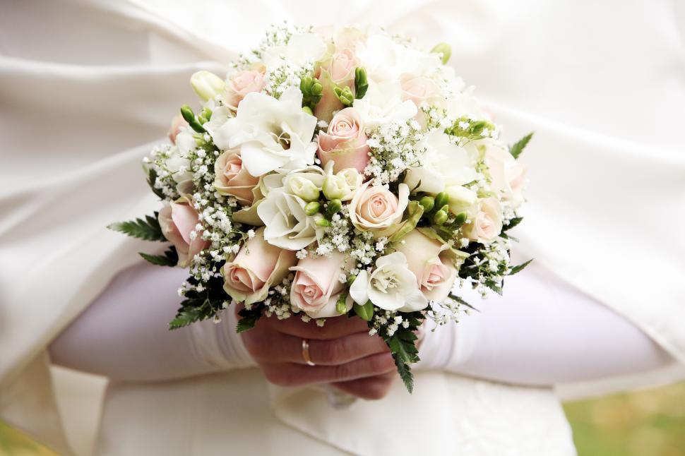 Free Image of Bridal Bouquet of Roses 
