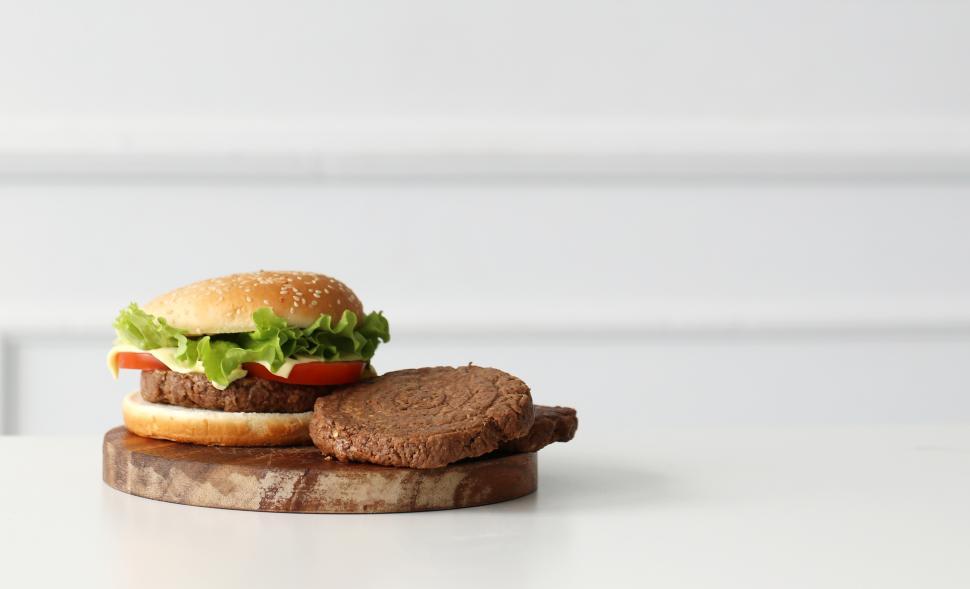 Free Image of Meatless burger and veggie patty 