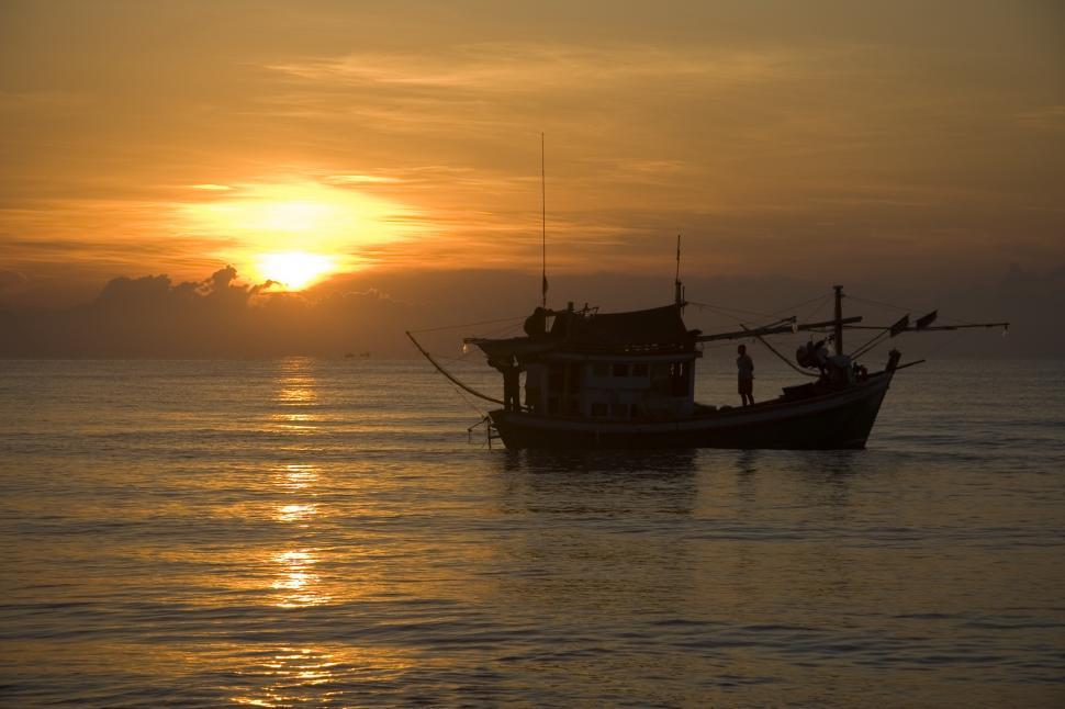 Free Image of Fishing boat with sunrise 