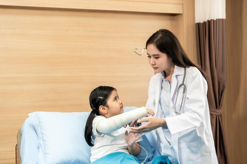 Free Image of Pediatrician and child patient with broken arm in hospital 