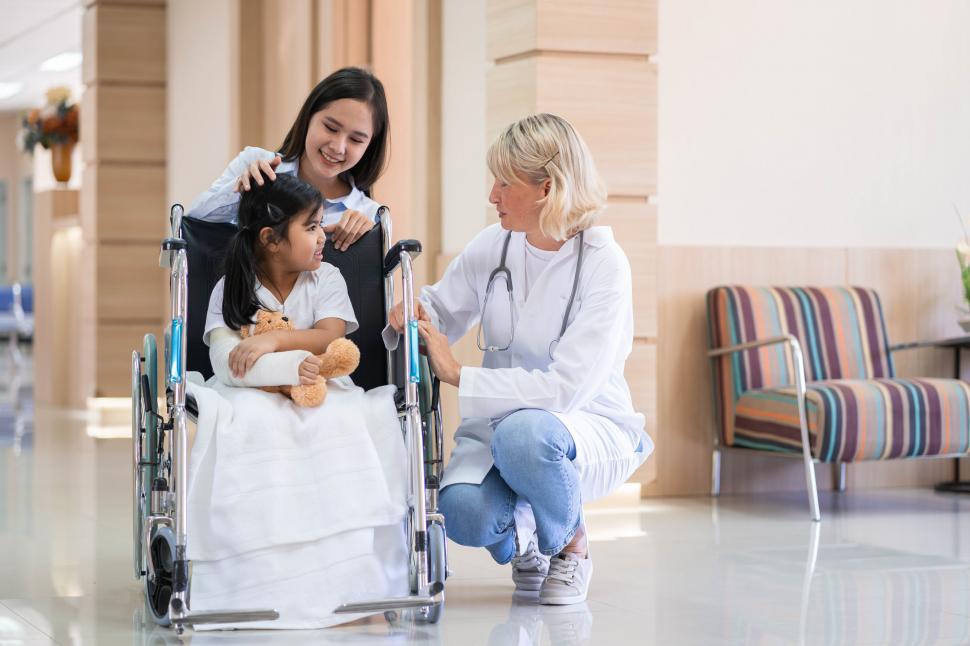 Free Image of Female pediatrician and child in wheelchair at the hospital 