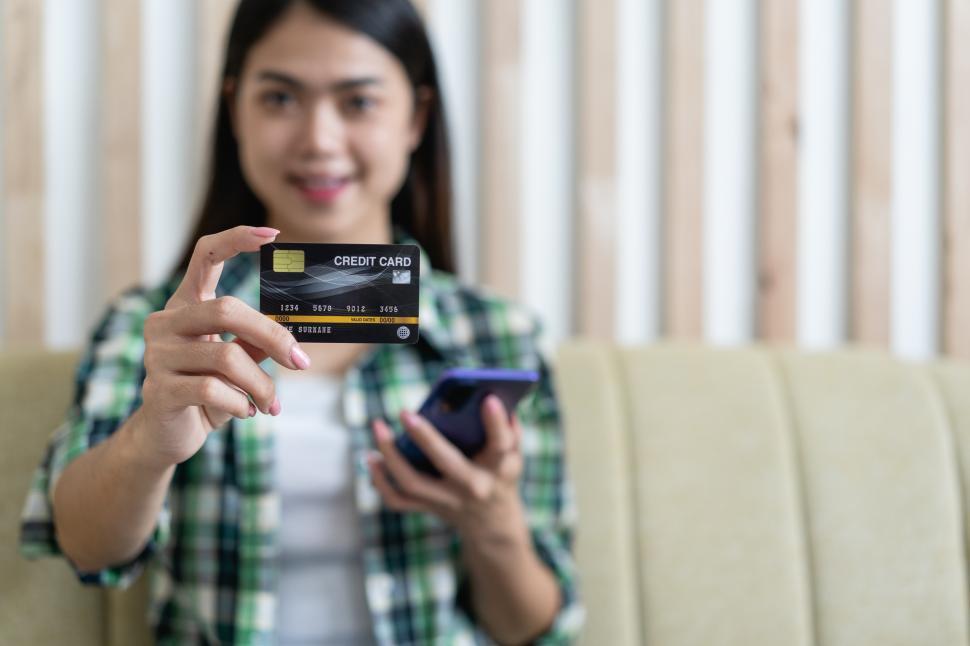 Free Image of Woman holding mockup credit card 