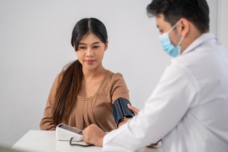 Free Image of Asian pregnant woman visits doctor  