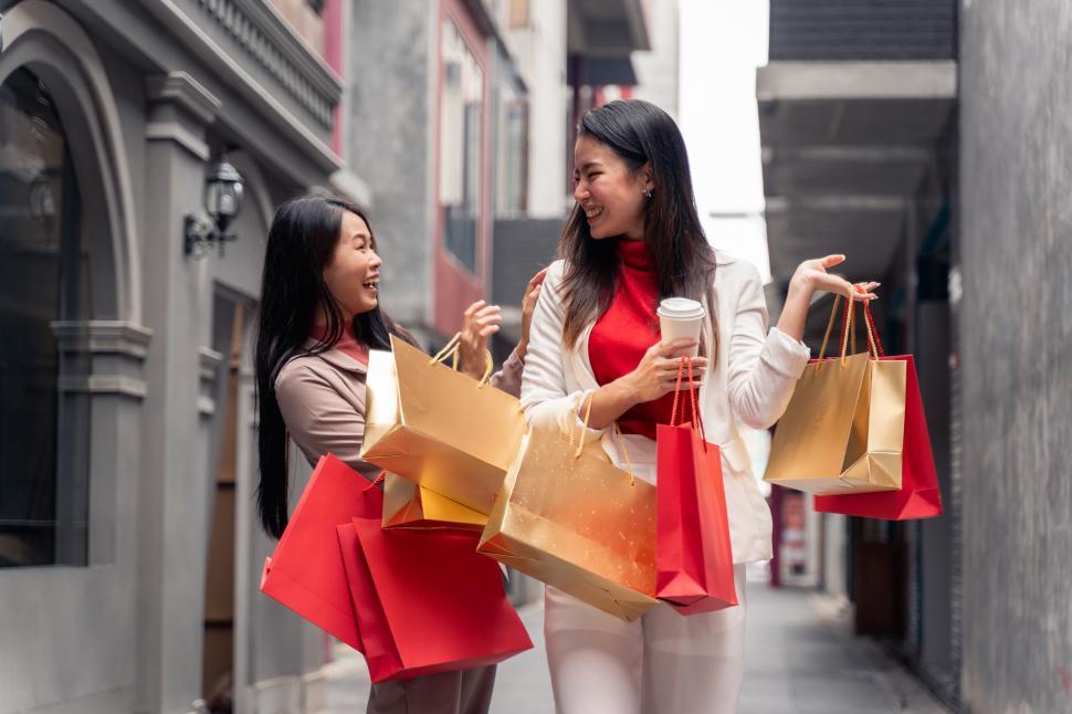 Free Image of Two asian beautiful women with shopping bags 