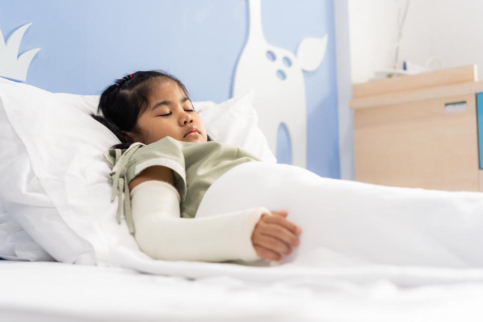 Free Image of Asian girl in hospital with broken arm 