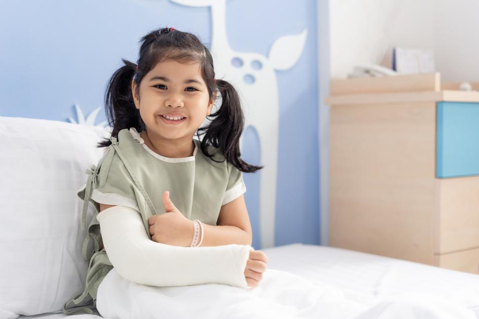 Free Image of Kid in the hospital is cheerful 