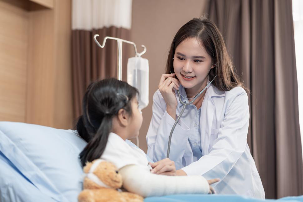 Free Image of Young pediatrician doctor and child patient 