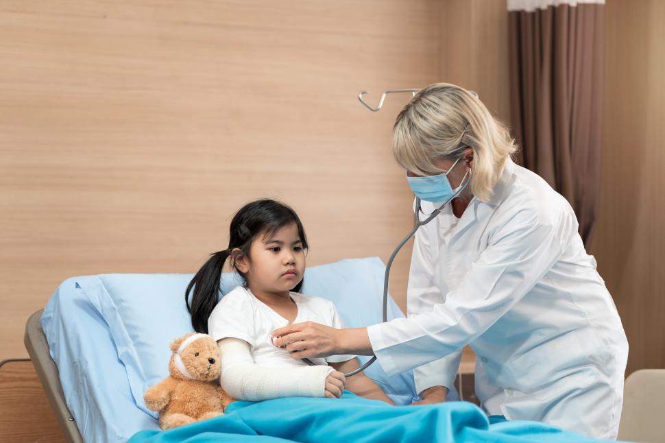 Free Image of Portrait pediatrician and little girl patient 