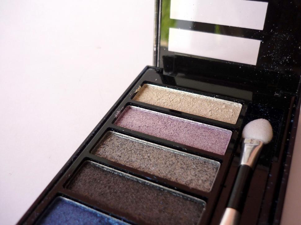Free Image of Close Up of Makeup Set in a Case 